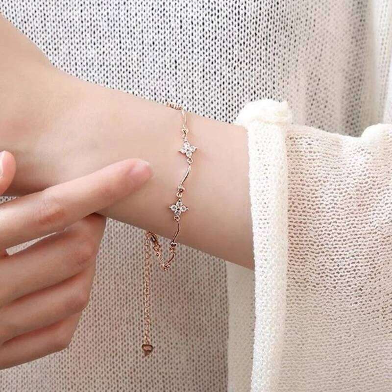 ANENJERY Sparkling Zircon Four Leaf Flower Chain Bracelet Light Luxury Design for Women Niche Simple Desgin Party Jewelry Gifts Z260313