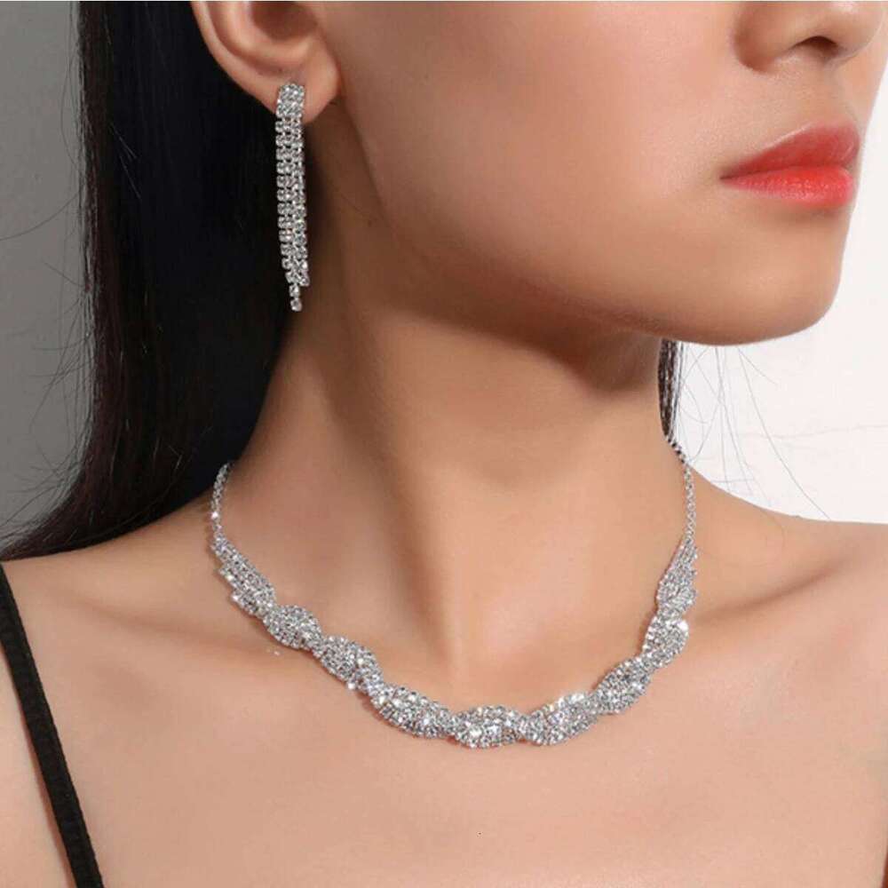 4-piece fashionable women's set with claw chains, rhinestones, necklaces, earrings, bracelets, gorgeous jewelry accessor Z260313