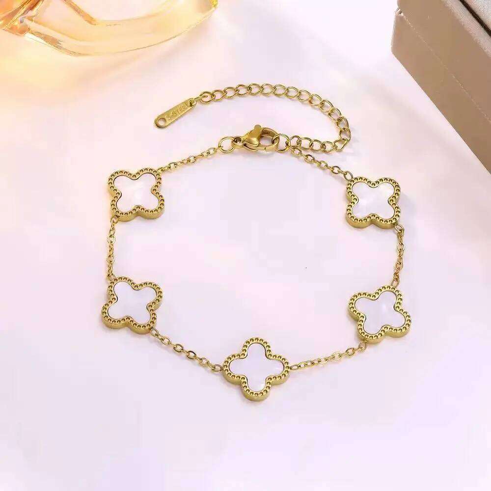 Fashionable and Elegant 18K Gold-Plated Stainless Steel Four-Leaf Clover Bracelet with Mother-of-Pearl Single-Sided Design Z260313