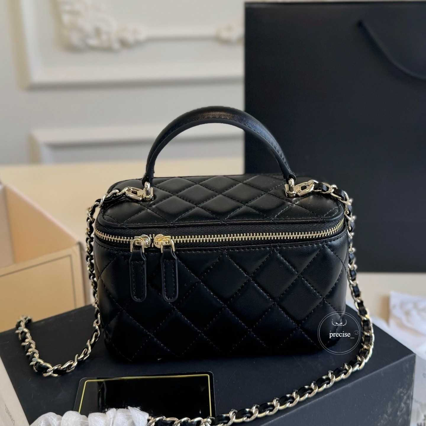 New Designer Cosmetic Bag Luxury Vanity Makeup Purse with Chain Crossbody Shoulder Bag Tote Handbag for Women Genuine Leather Designer Toiletry Pouch Wallet