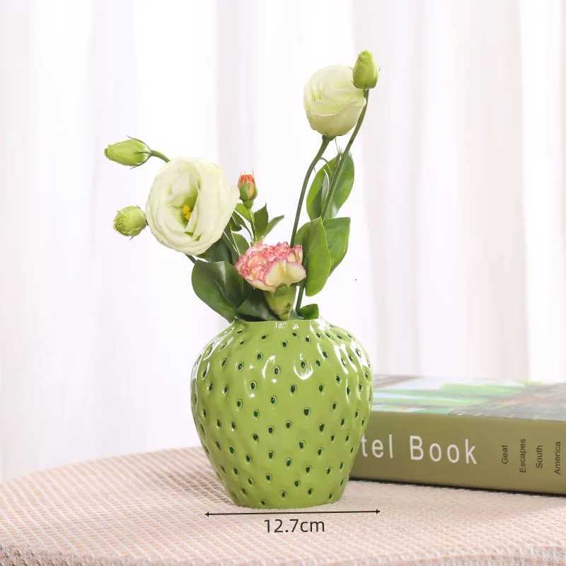 Cute strawberry vase resin vase room flower arrangement accessories fruit pot flower pot home decoration accessories Y260314