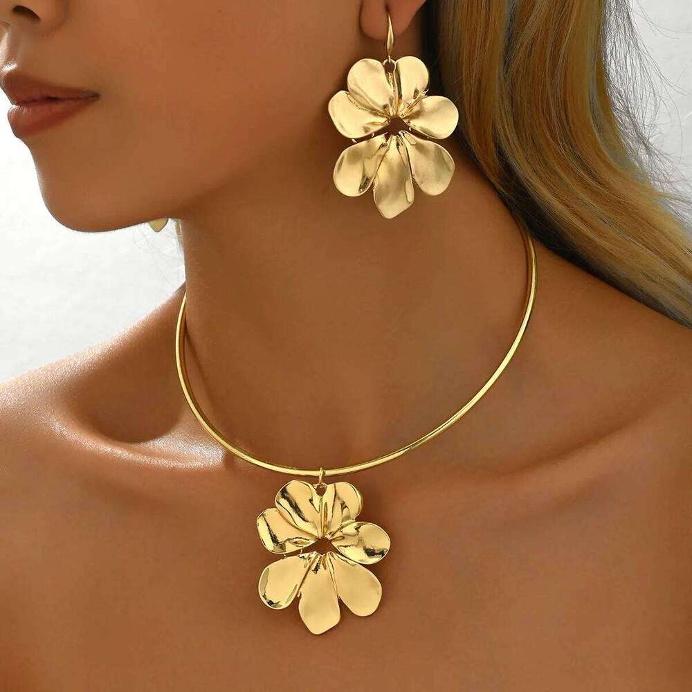 European & American Big Petal Pattern Pendant Necklace Earrings for Women New Trend Metal Circle Choker Jewelry Set Party Gift Z260313