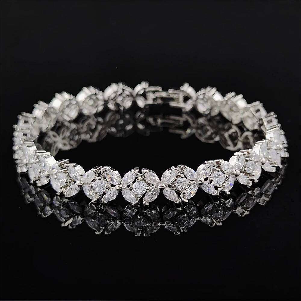 2024 New Luxury silver color on hand Bracelet Bangle For Women Anniversary Gift Jewelry Wholesale S6104 Z260313