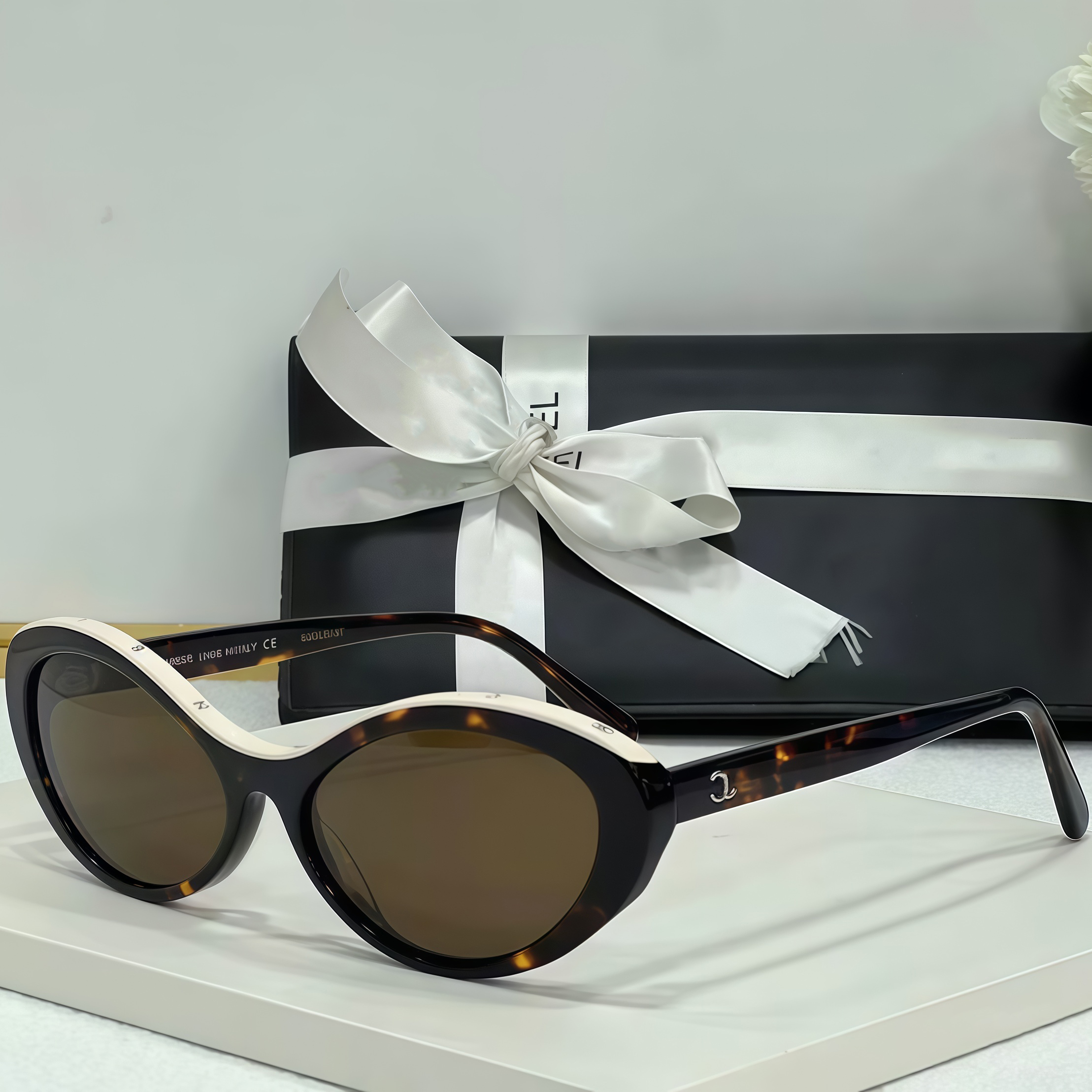 Designer sunglasses for women and men Protective Glasses Classic Oversize Eyeglasses Square Frame Outdoor Beach Sun Glasses For Woman with box Suitable gift good