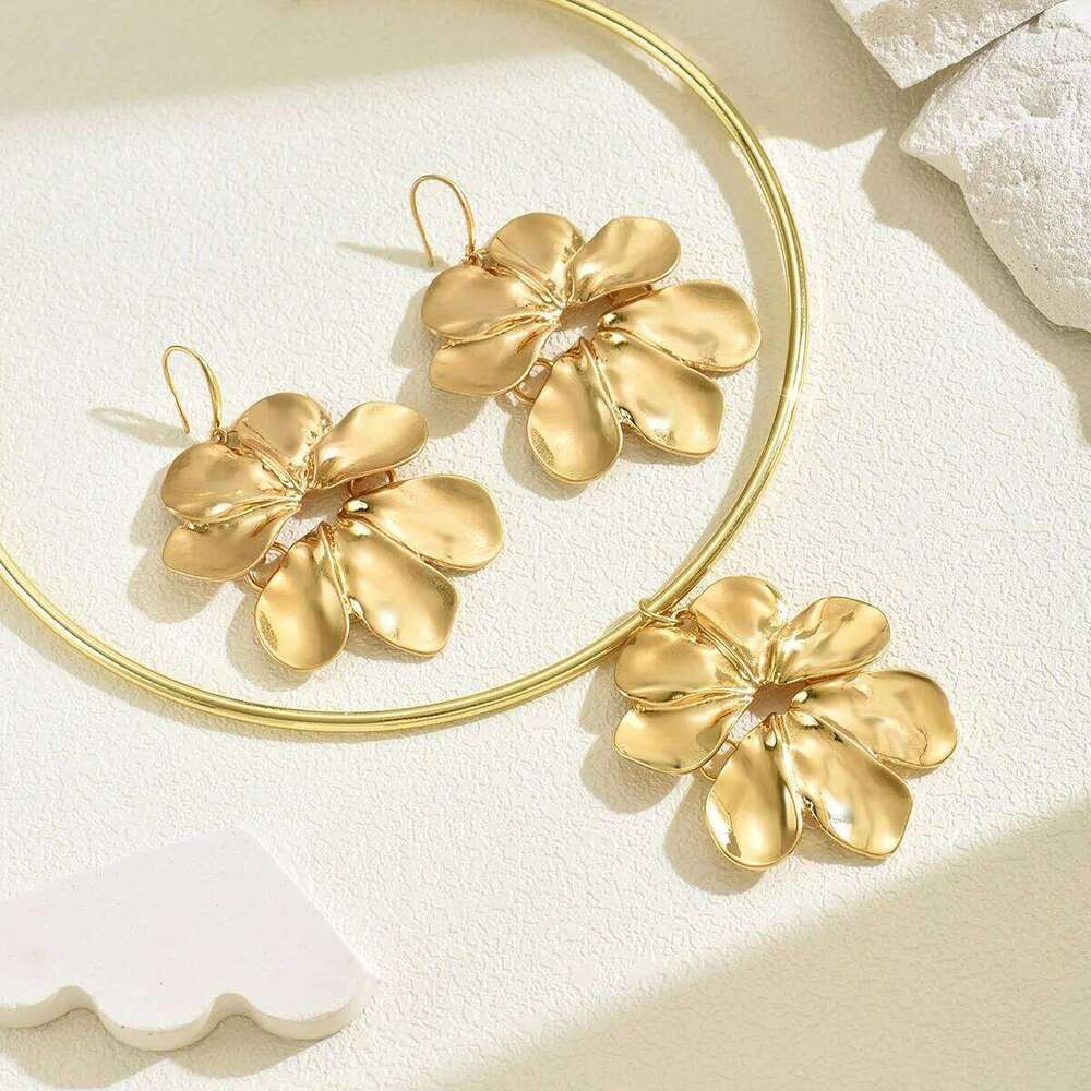 European & American Big Petal Pattern Pendant Necklace Earrings for Women New Trend Metal Circle Choker Jewelry Set Party Gift Z260313