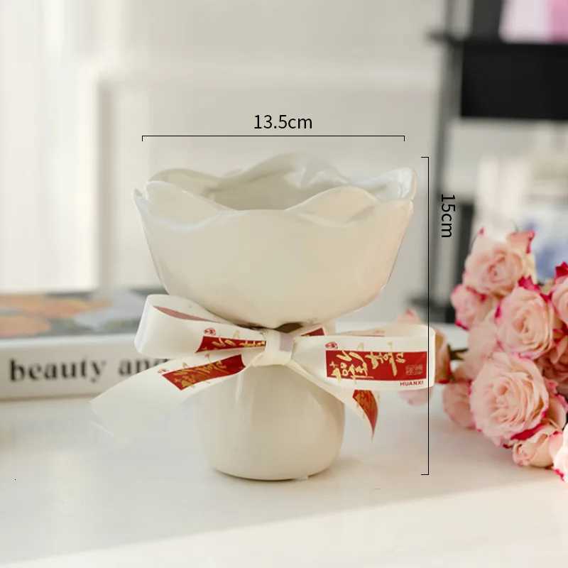Rose Flower Shaped Ceramic Vase Exquisite Desk Decoration Vase for Floral Bouquet Wedding Gift Small Vase with Ribbon Y260314