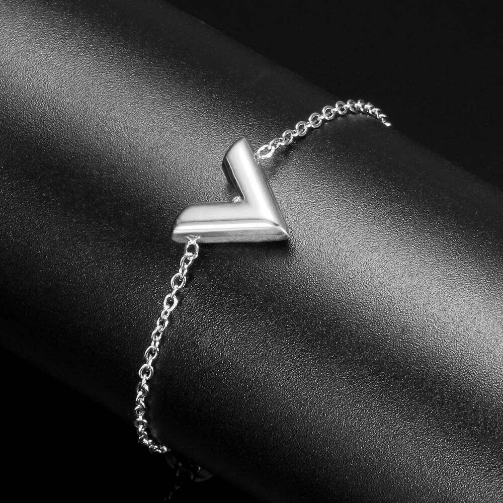 The new-style, personalized and simple titanium steel bracelet is versatile for women Z260313