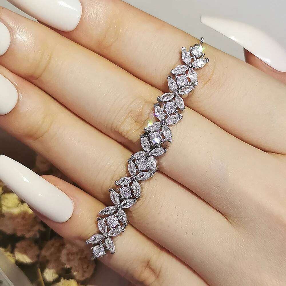 2024 New Luxury silver color on hand Bracelet Bangle For Women Anniversary Gift Jewelry Wholesale S6104 Z260313