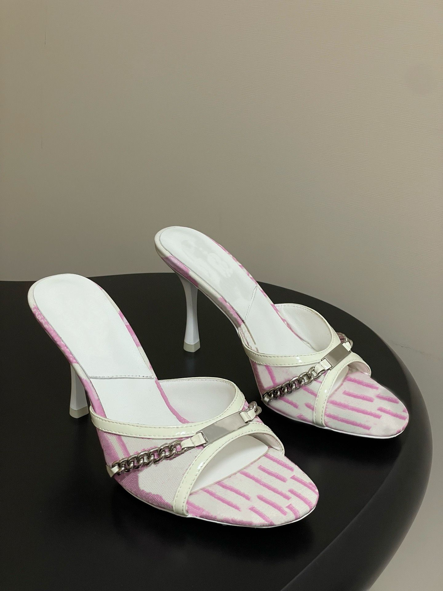 Master quality ss439 25ss New summer chain high-heeled sandals, retro style, a must-have summer item, imported genuine leather sole