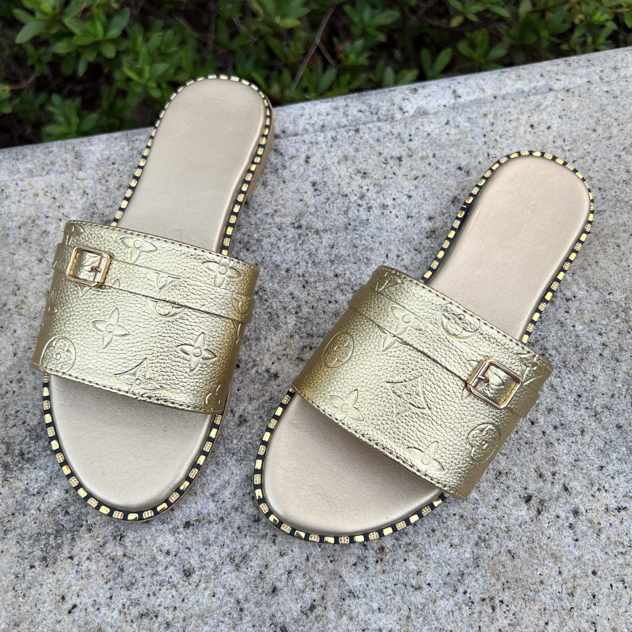 Free shipping 2026 Summer New Outdoor Casual Flat Slippers Trendy Printed Versatile Designer Beach Shoes for Women