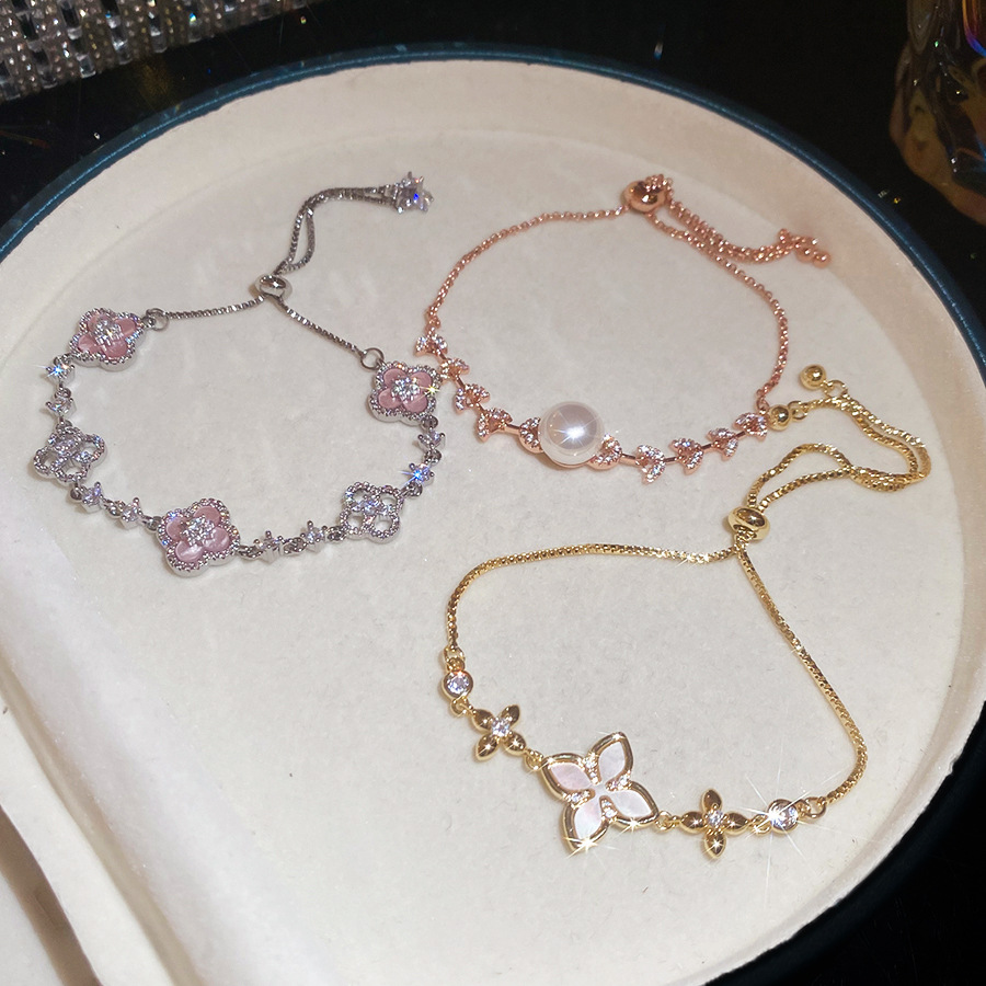 2026 New Exquisite Shiny White and Pink Shell Hollow Lucky Four-Leaf Clover Pull-Chain Bracelet for Women, Niche Light Luxury Jewelry - view 7