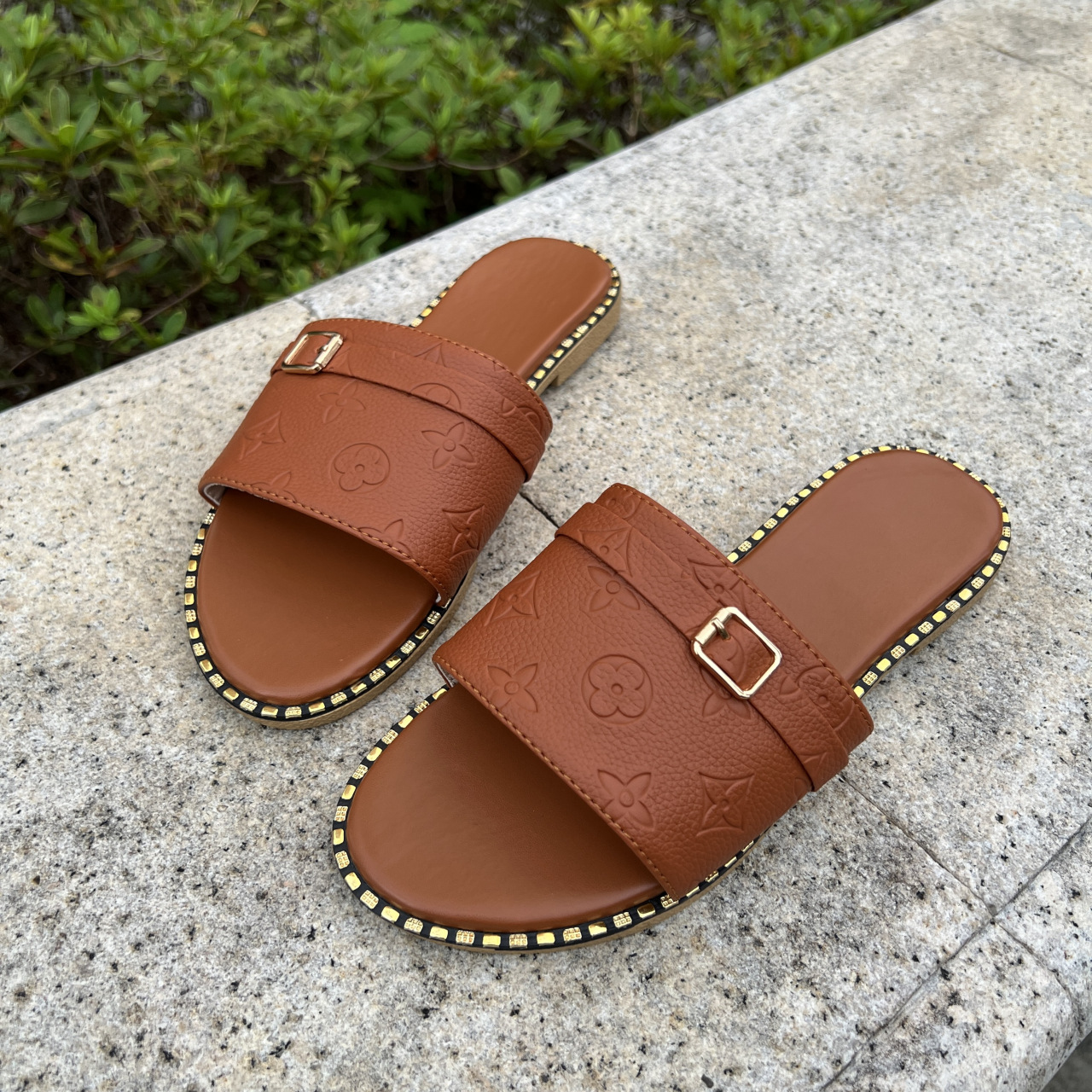 Free shipping 2026 Summer New Outdoor Casual Flat Slippers Trendy Printed Versatile Designer Beach Shoes for Women