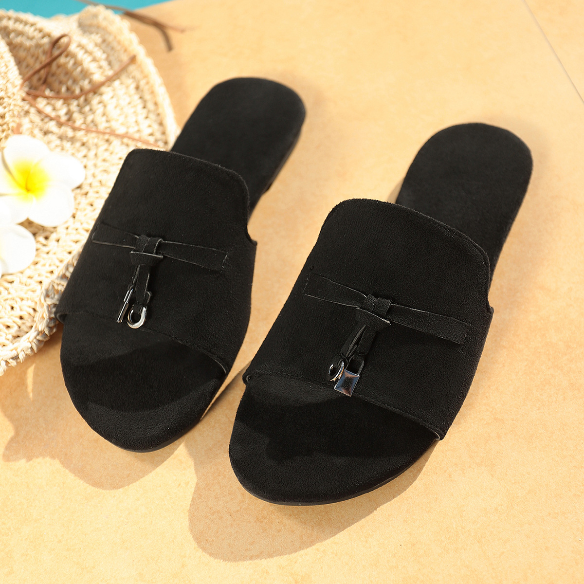 Free shipping 2026 Summer Hot Outdoor Home Designer Flat Slippers Lightweight and Comfortable Beach Shoes for Women