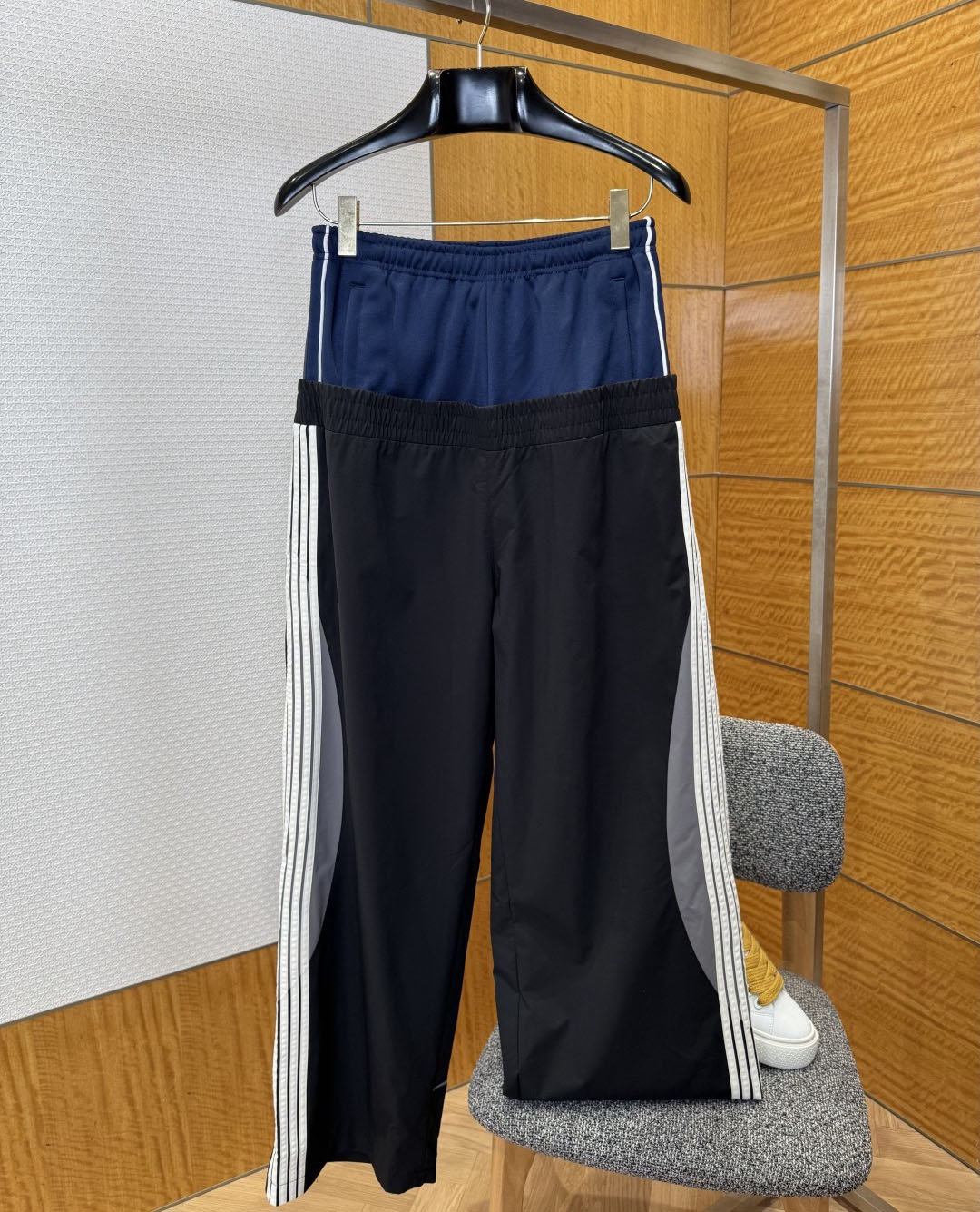 Double layered spliced double waisted striped pants, with outstanding nylon fabric texture. The waistband joint is made of polyester and nylon blend, Five side bars