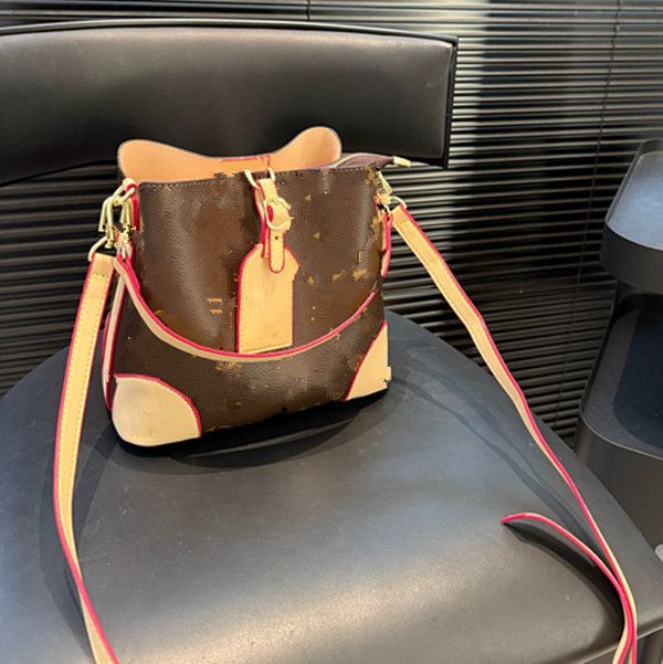 Bucket bag, advanced, perfect for daily commuting, cool and cute.Designer bag