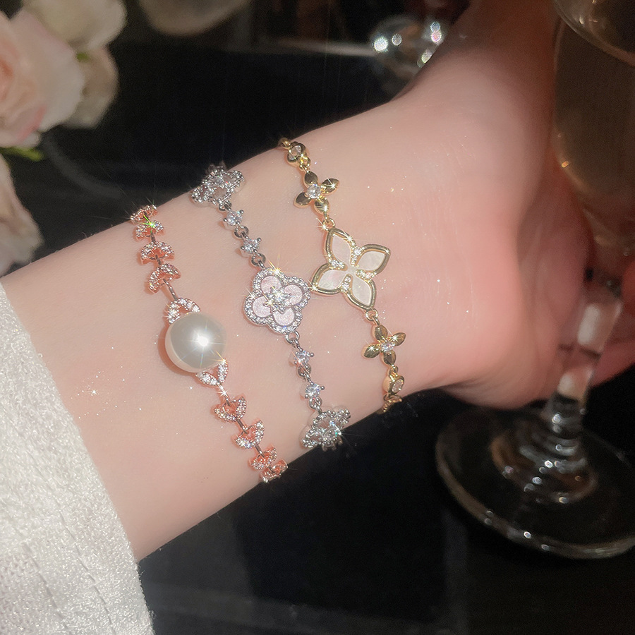 2026 New Exquisite Shiny White and Pink Shell Hollow Lucky Four-Leaf Clover Pull-Chain Bracelet for Women, Niche Light Luxury Jewelry - view 4
