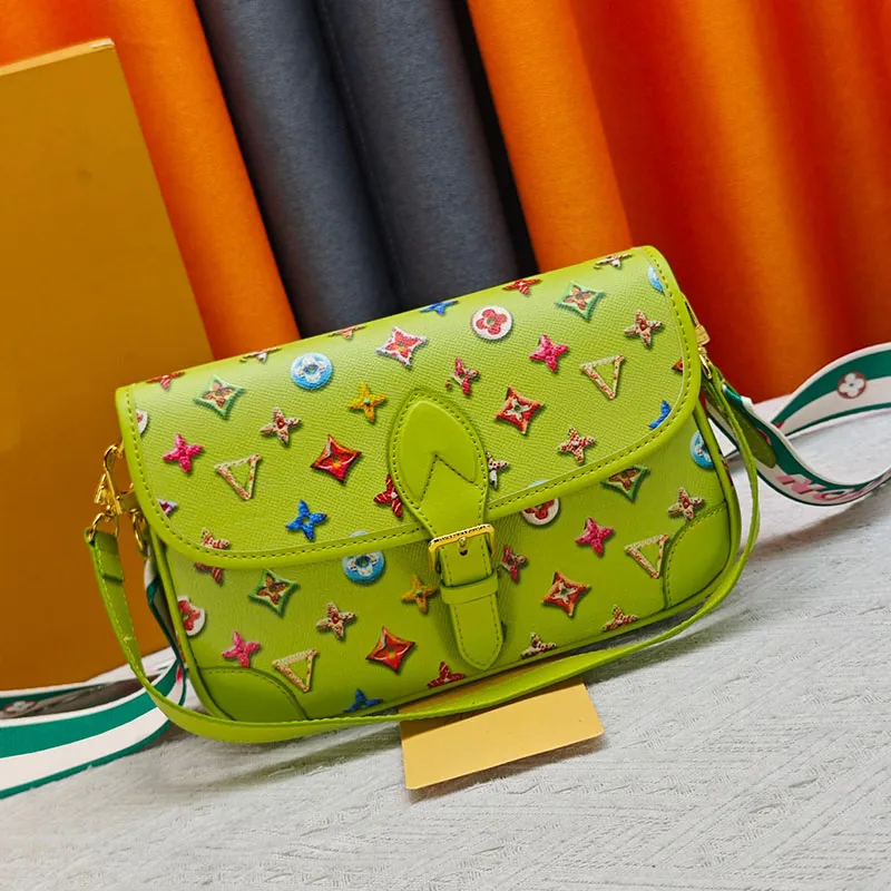 Women Luxurys Designer Bag Crossbody Diane Baguette Classic Vintage Canvas Jacquard Strap Flower Flap Embossed Letters Clutch Purse lvslys Shoulder Bags Tote Bag