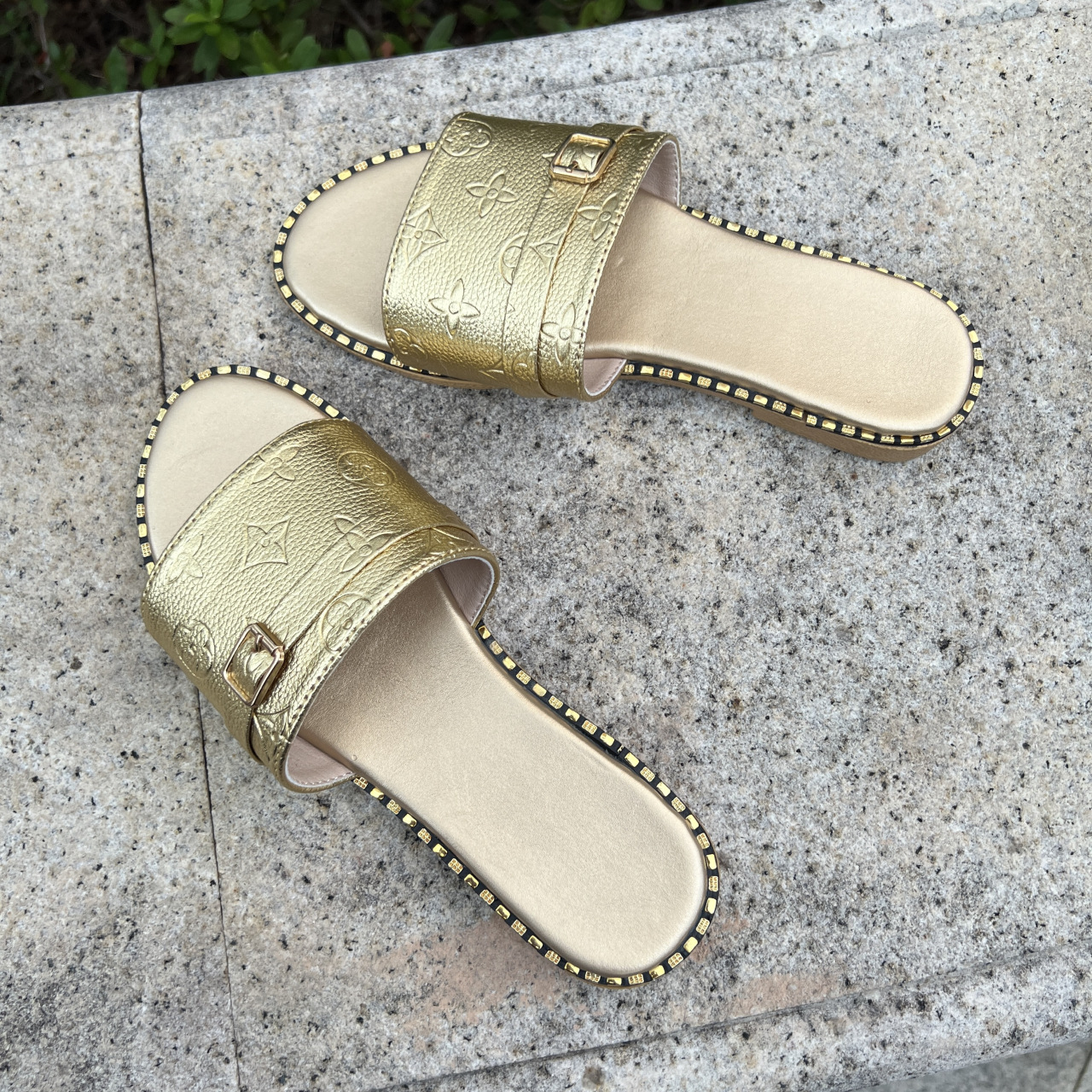 Free shipping 2026 Summer New Outdoor Casual Flat Slippers Trendy Printed Versatile Designer Beach Shoes for Women