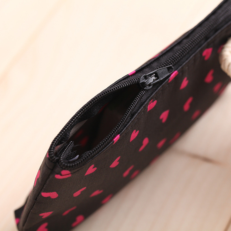OC-BAS2601 Cosmetics Storage Bag Heart-shaped Leopard Print Pattern Polyester Cloth Hand-held Small Bag Wholesale Customize