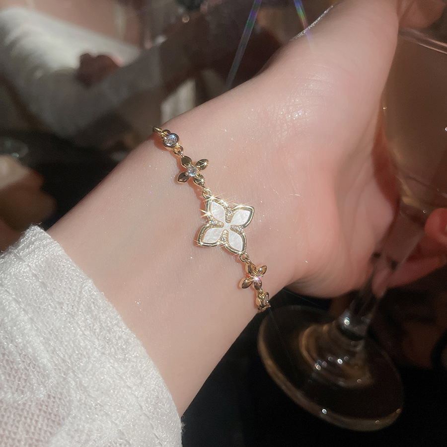2026 New Exquisite Shiny White and Pink Shell Hollow Lucky Four-Leaf Clover Pull-Chain Bracelet for Women, Niche Light Luxury Jewelry - view 3