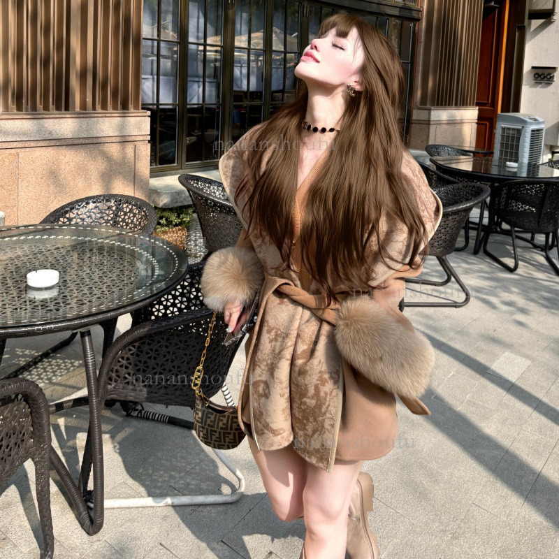 2026 Designer Essential Jacket Fashion Luxury Fox Leather Sleeves Hooded Mid To Long High End Elegant Women's Trendy Printed Heavy Duty Double Si