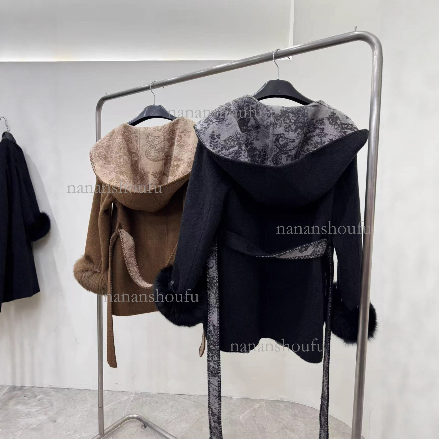 2026 Designer Essential Jacket Fashion Luxury Fox Leather Sleeves Hooded Mid To Long High End Elegant Women's Trendy Printed Heavy Duty Double Si