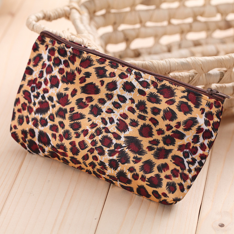 OC-BAS2601 Cosmetics Storage Bag Heart-shaped Leopard Print Pattern Polyester Cloth Hand-held Small Bag Wholesale Customize