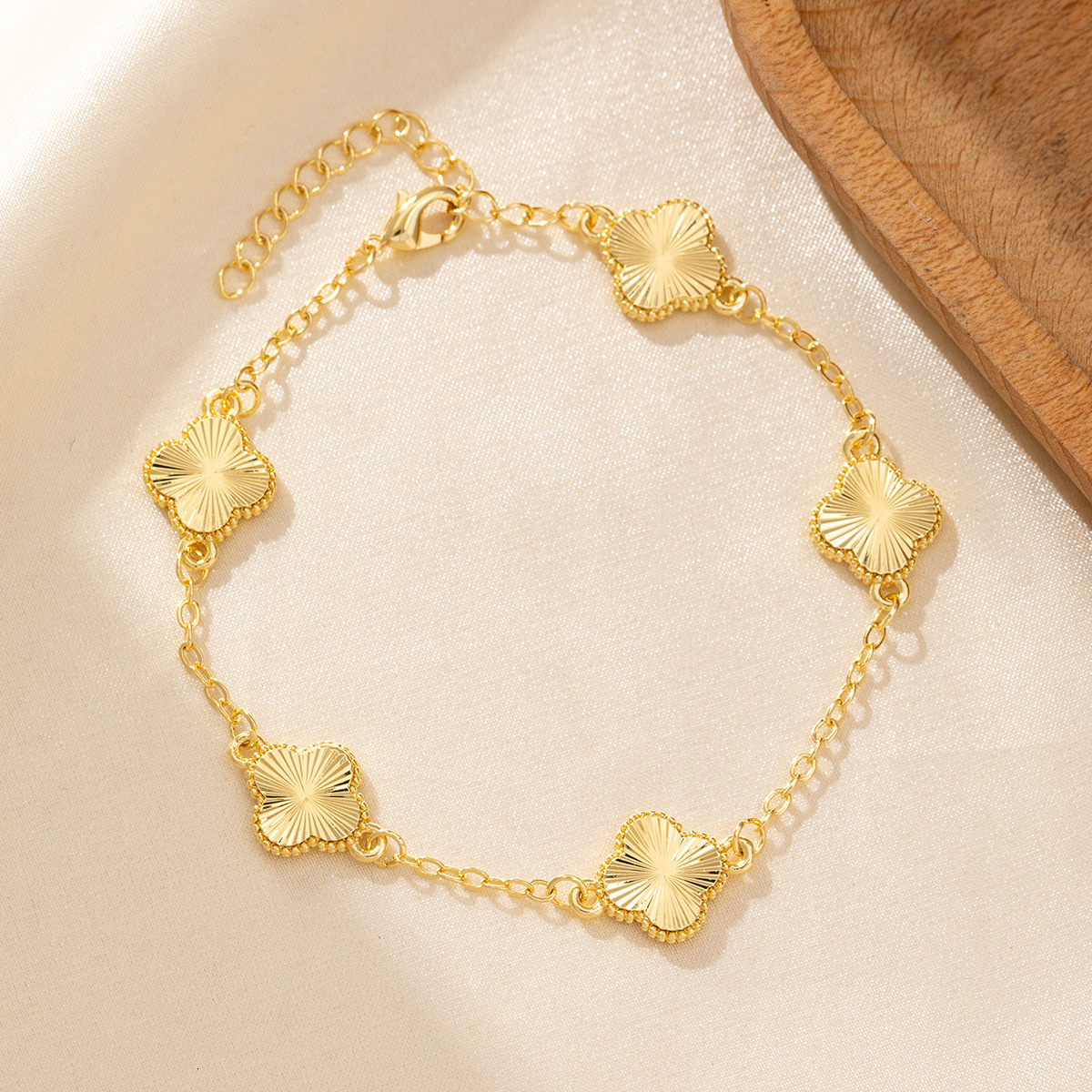 Women Jewelry Bracelets Charm Bracelets Lucky Four-Leaf Flower Creative New Style Women Charm Bracelet