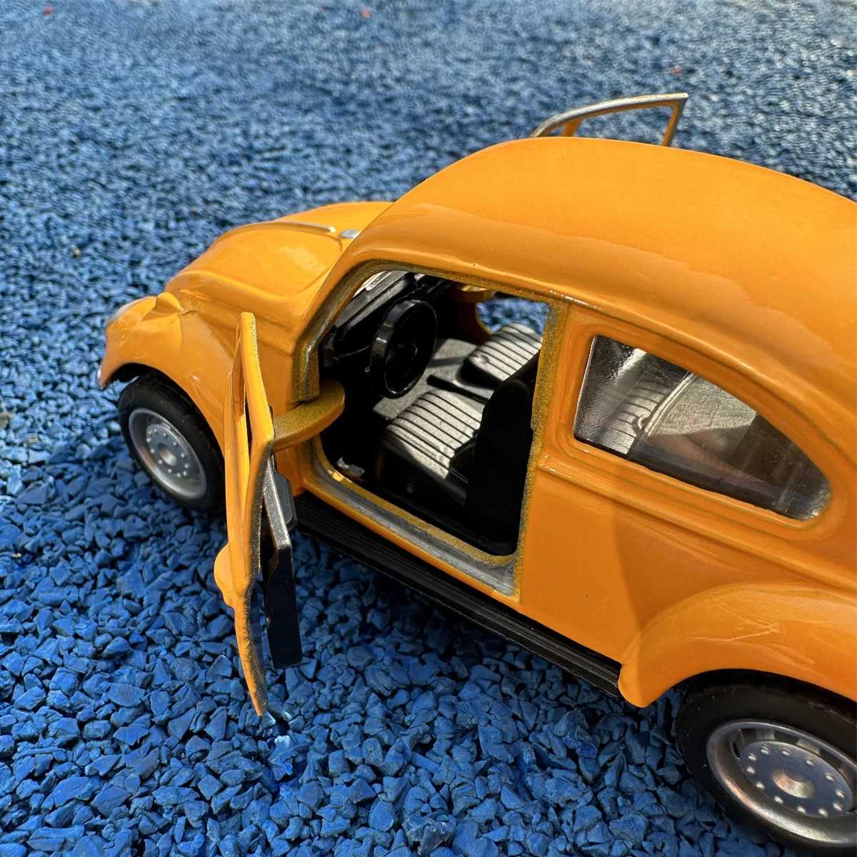 138 Scale Alloy Car Yellow Pink Double Door Inertia Pull-back Car Retro Beetle Alloy Car Model Toy Tabletop Decoration Y260316
