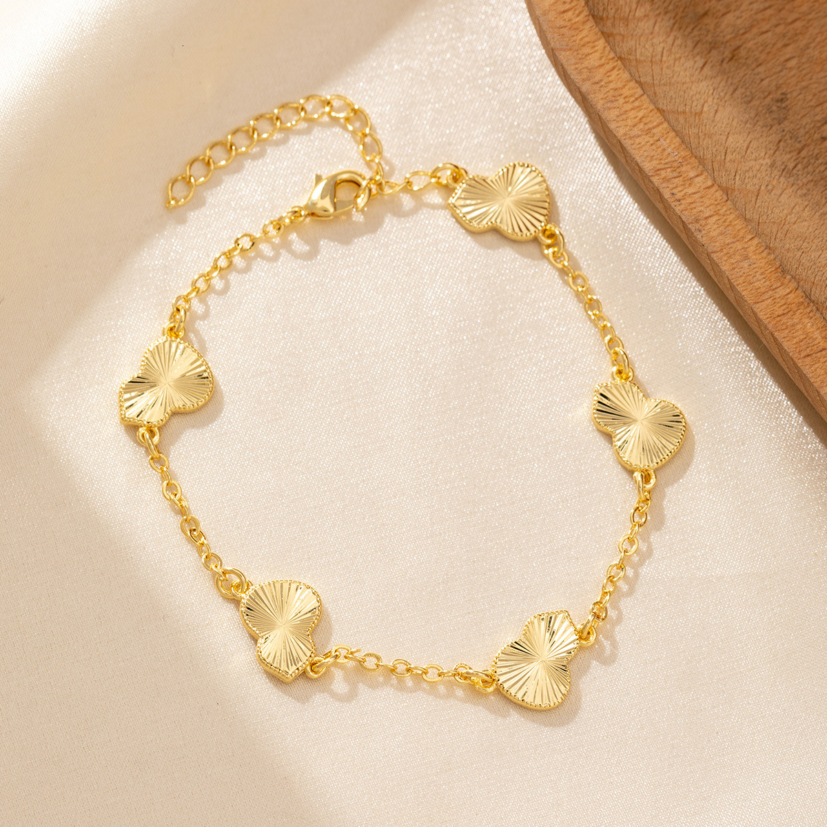 Women Jewelry Bracelets Charm Bracelets Lucky Four-Leaf Flower Creative New Style Women Charm Bracelet