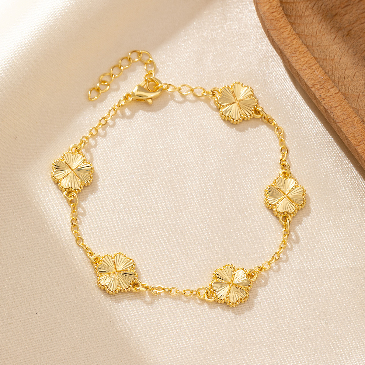 Women Jewelry Bracelets Charm Bracelets Lucky Four-Leaf Flower Creative New Style Women Charm Bracelet