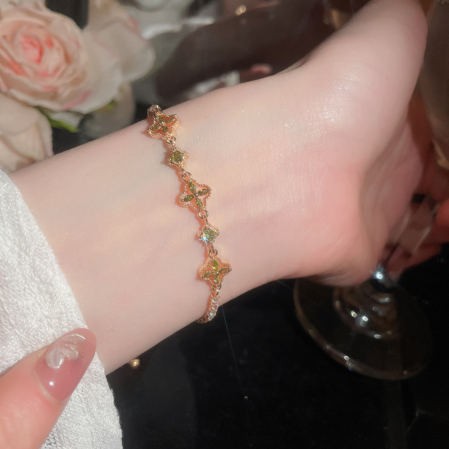 18K real gold plated daisy pearl bracelet, light luxury and high-end feel, versatile accessory for commuting - view 4