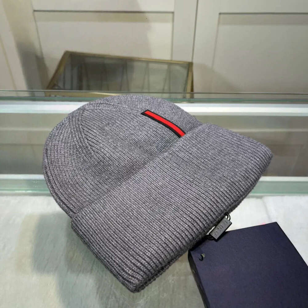 Vertical Red Stripe Fashion Beanie Designer Beanie Warm Soft Stretchy Acrylic Knit Beanies for Men Women
