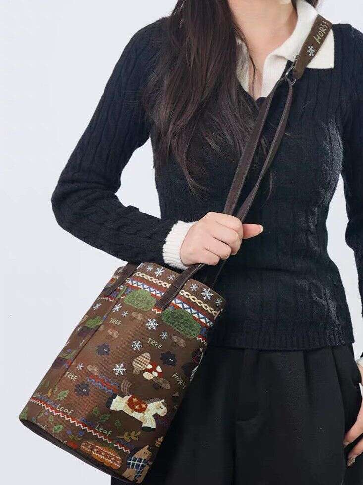 Luxury Shoulder Bags Totes Hobo New Fashion Printed Commute Chic Bucket Bag Year Of The Horse Souvenir Large Capacity Crossbody Bag For Women Winter S
