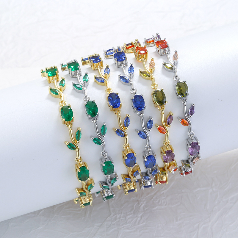 Elegant and Versatile Diamond-encrusted Leaf and Petal Bracelet, Fashionable and Luxurious Leaf and Tulip Stacked Jewelry.
