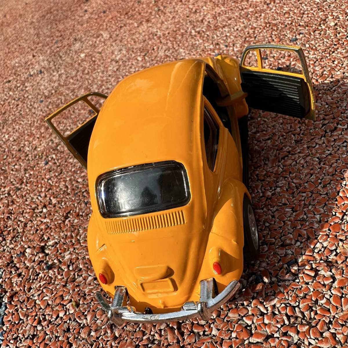 138 Scale Alloy Car Yellow Pink Double Door Inertia Pull-back Car Retro Beetle Alloy Car Model Toy Tabletop Decoration Y260316