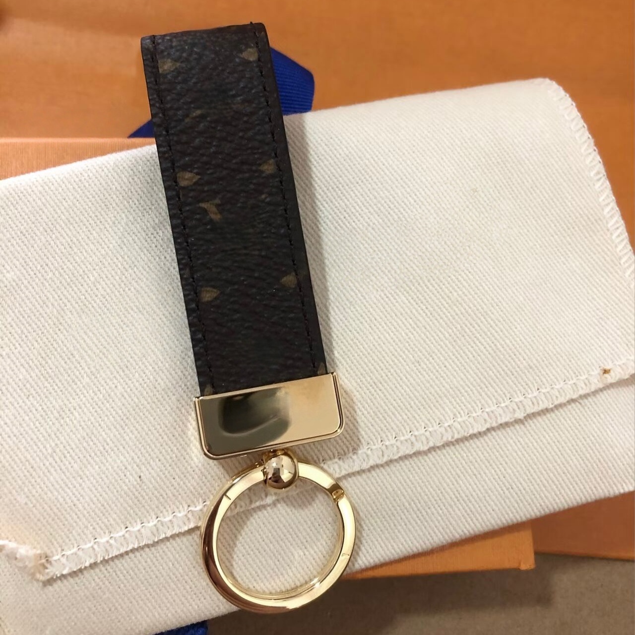 High Quality Keychain Classic Exquisite Luxury Designer Car Keyring Zinc Alloy Letter Unisex Lanyard Gold Black Metal Small Jewelry Lov 01