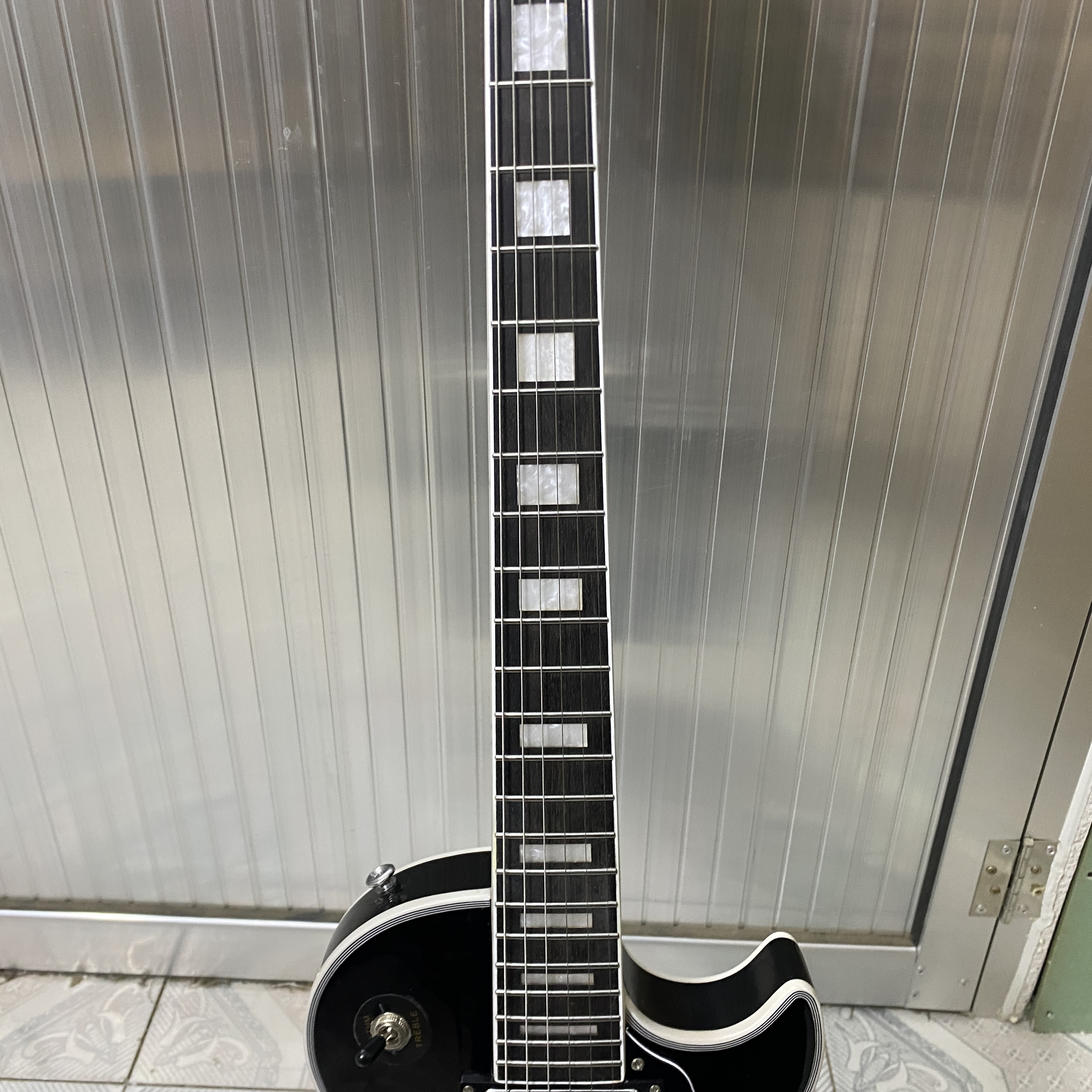 High-quality 22-fret electric guitar, solid mahogany body, rosewood fingerboard, 22-fret HH pickup, chrome hardware, free shipping