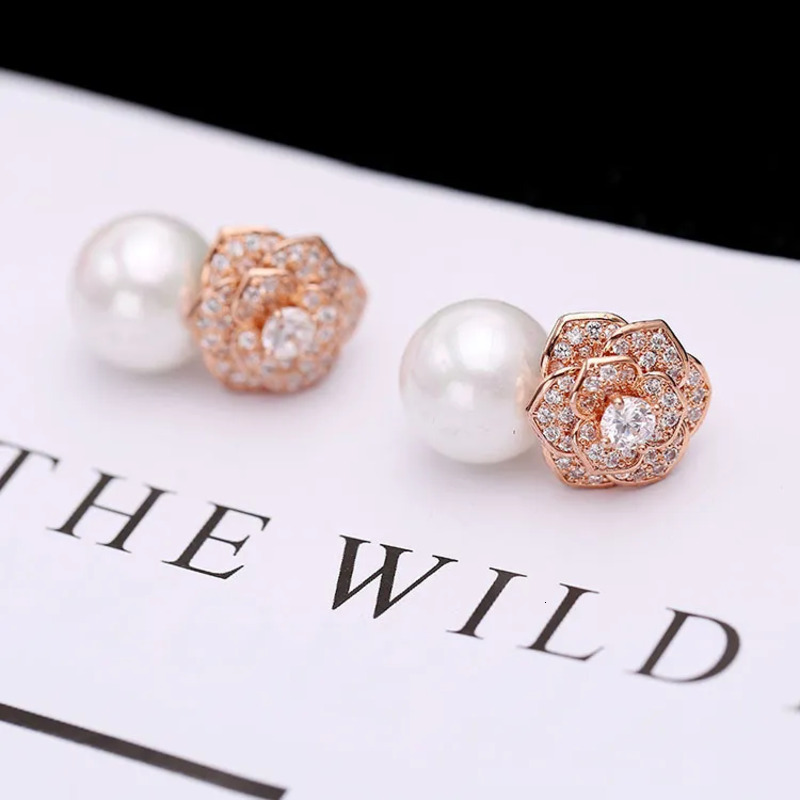 Classic four-leaf clover Designer design with Jewelry shiny zircon inlay, elegant and fashionable