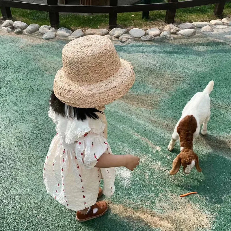 Children Hand-knitted Raffia Retro Flat Top Sun Hats Girls and Boys Summer Travel Sunscreen Vacation Straw Hat with Lacing 260312