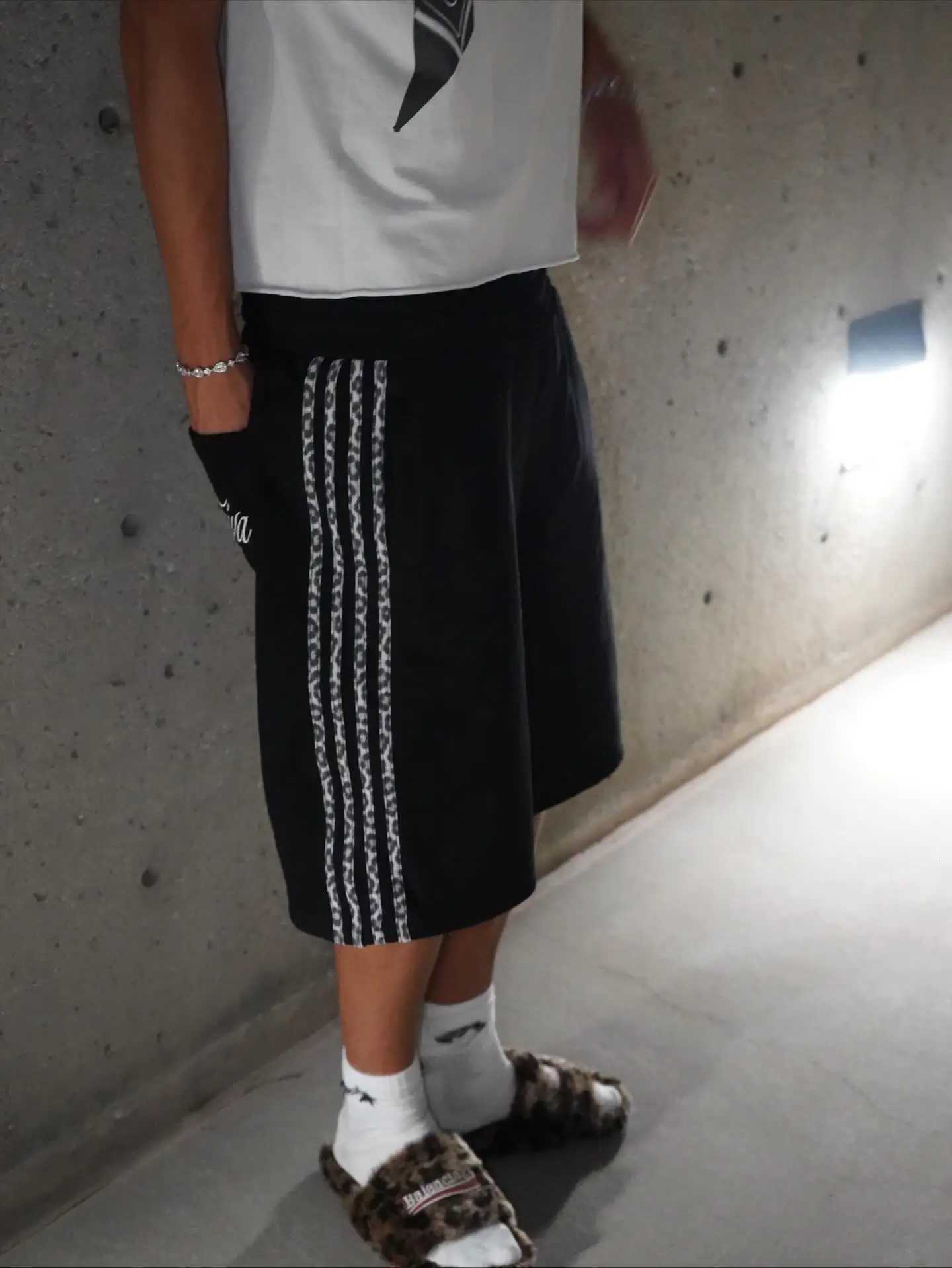 2026 Trendy Y2K Retro Side Tape Shorts Men Loose Fit Casual Sweat Shorts Hip Hop Strtwear Black Grey Two Colors Elastic Waist X260316