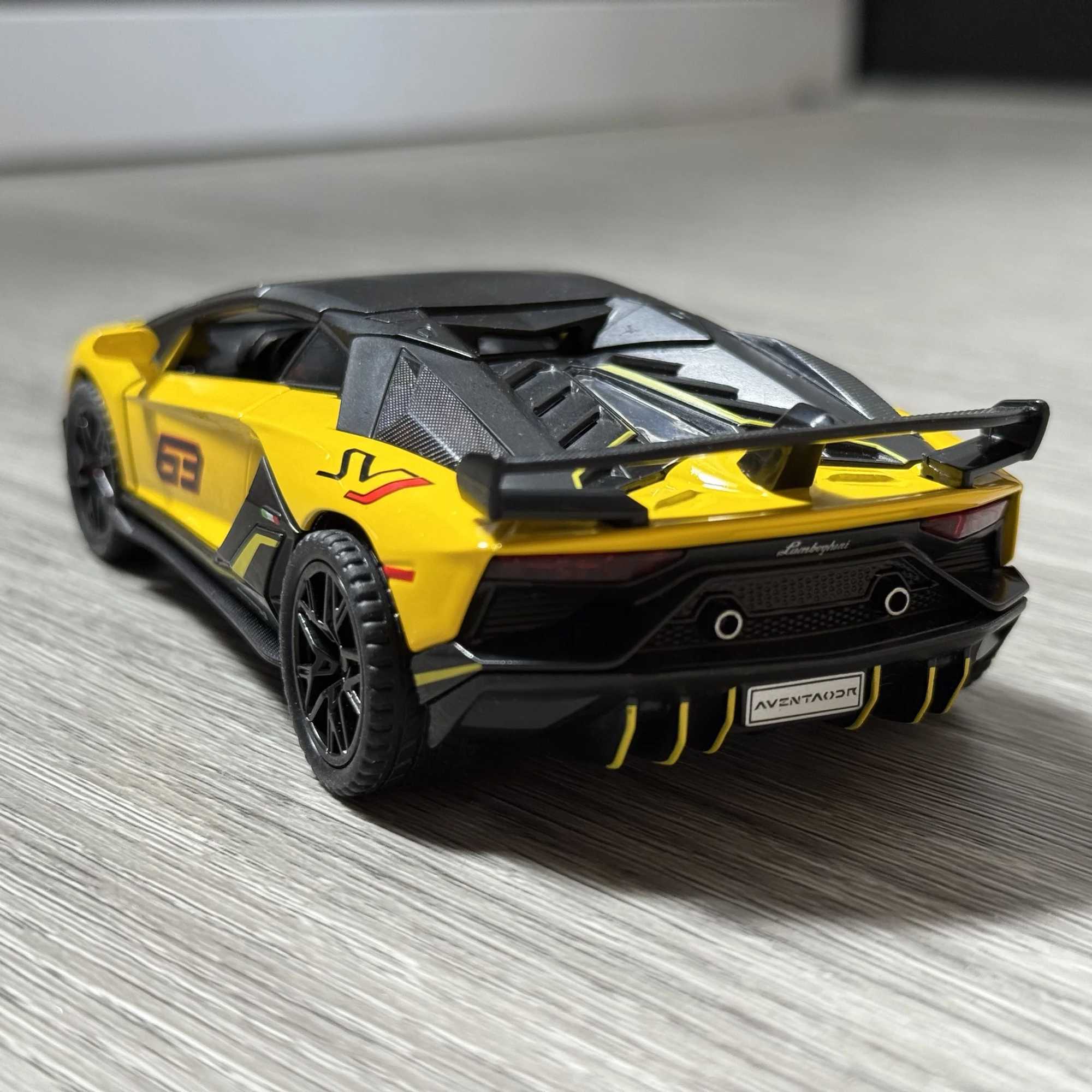 132 Aventador SVJ 63 Removable Version Super Sports Car Alloy Diecast Model Car Home Trendy Toys Ornaments Christmas Gifts Kids D260317