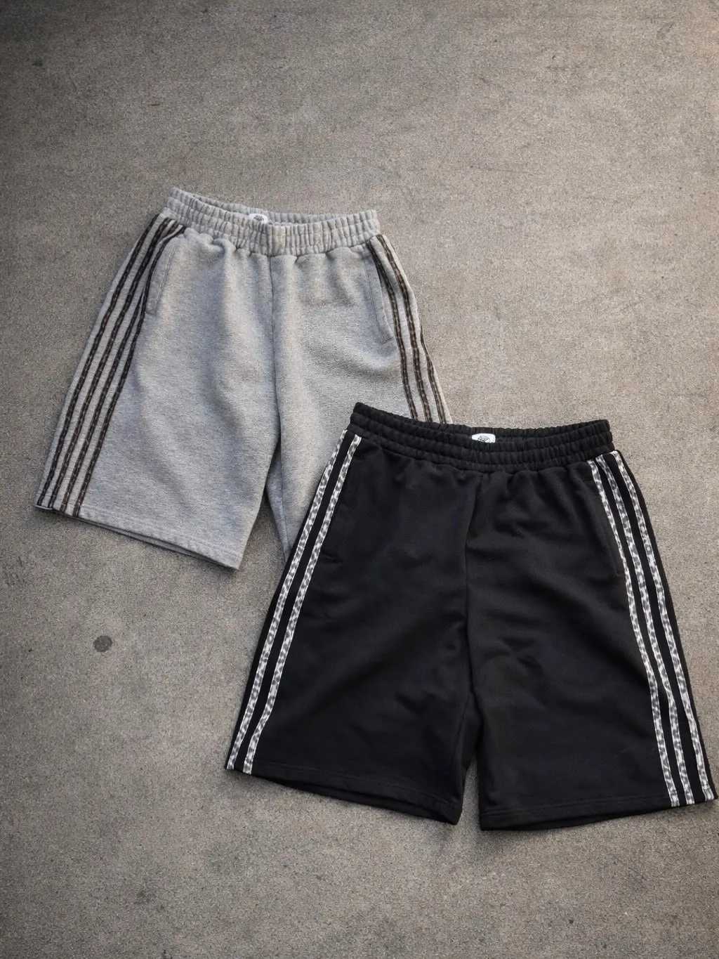 2026 Trendy Y2K Retro Side Tape Shorts Men Loose Fit Casual Sweat Shorts Hip Hop Strtwear Black Grey Two Colors Elastic Waist X260316