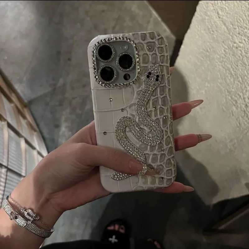 New for iPhone 16Prax Phone Case Crocodile Pattern 15pro Rhinestone Snake 14 Glitter Lens Film 1312 Anti Drop Protective Cover C260314