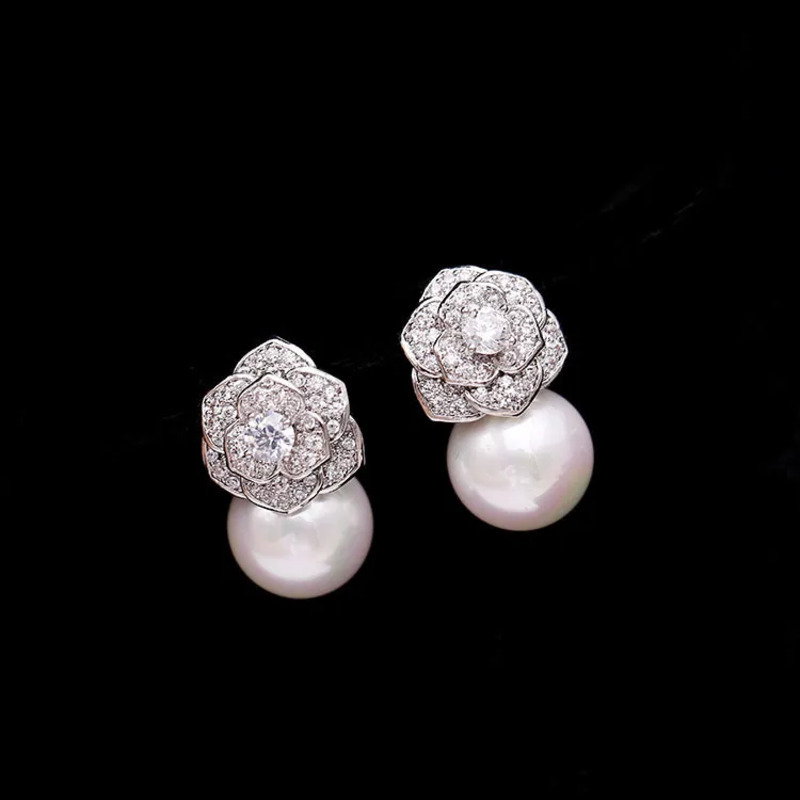 Classic four-leaf clover Designer design with Jewelry shiny zircon inlay, elegant and fashionable
