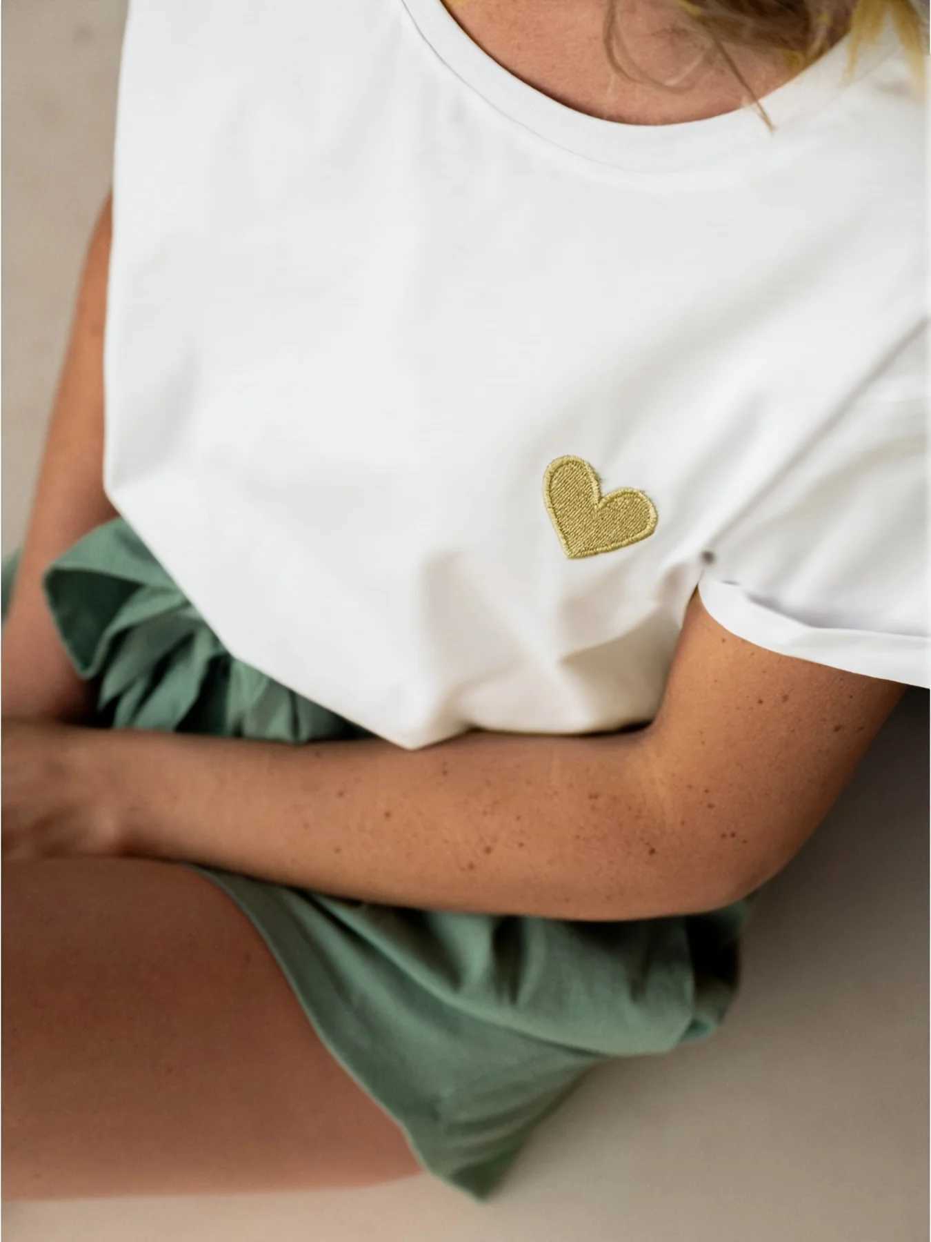 Casual Summer with White Heart Design Womens Embroidered Heart T-Shirt Comfortable Short Sleeve M260317