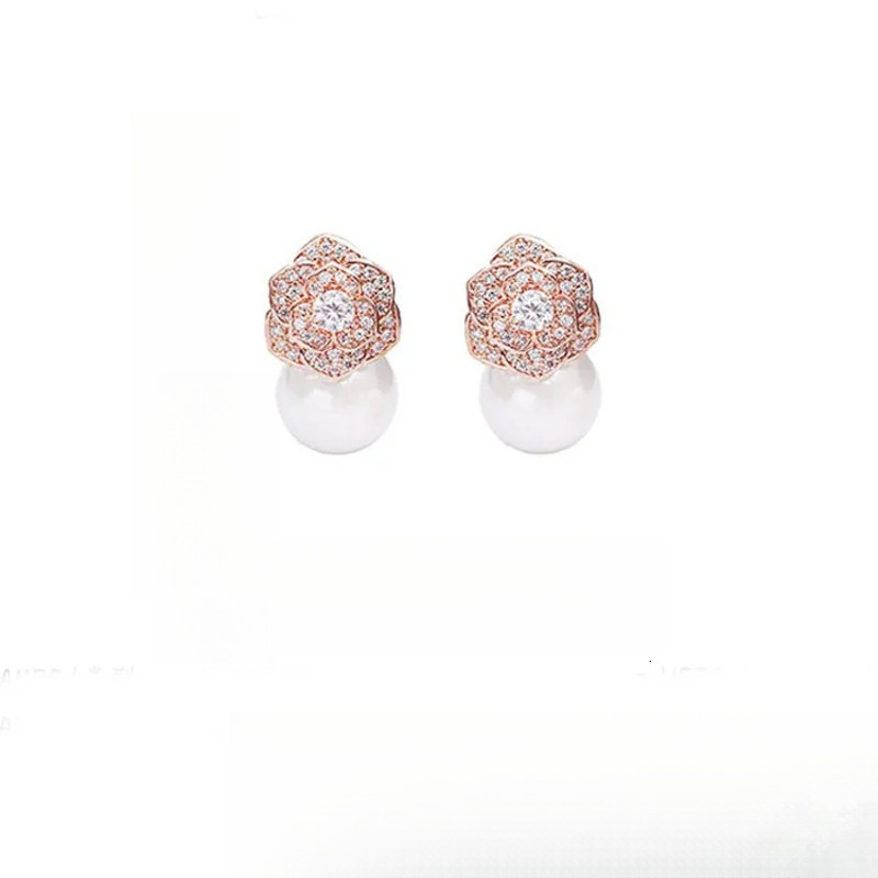 Classic four-leaf clover Designer design with Jewelry shiny zircon inlay, elegant and fashionable