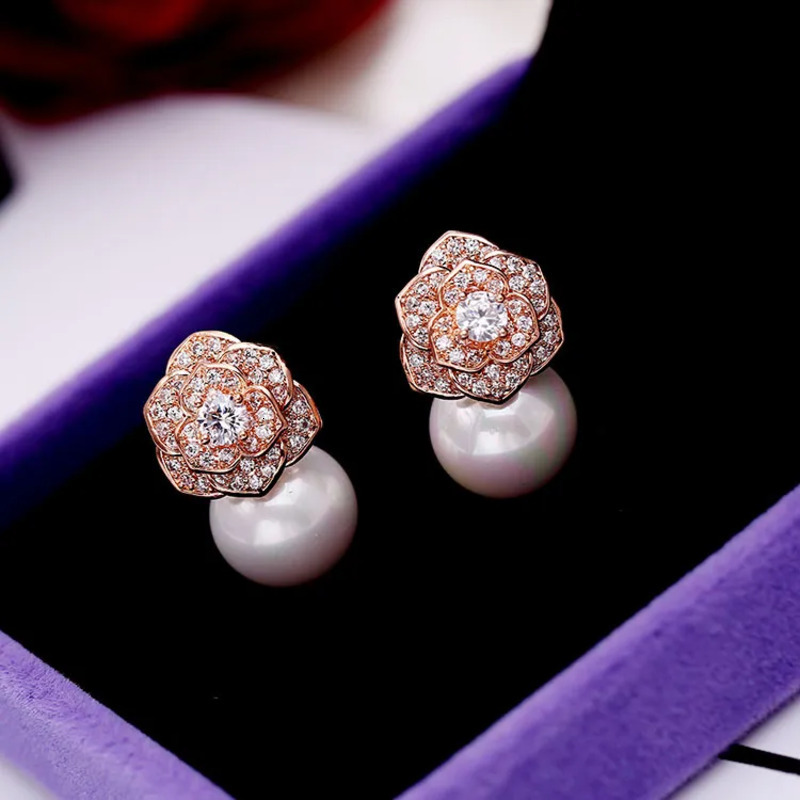 Classic four-leaf clover Designer design with Jewelry shiny zircon inlay, elegant and fashionable