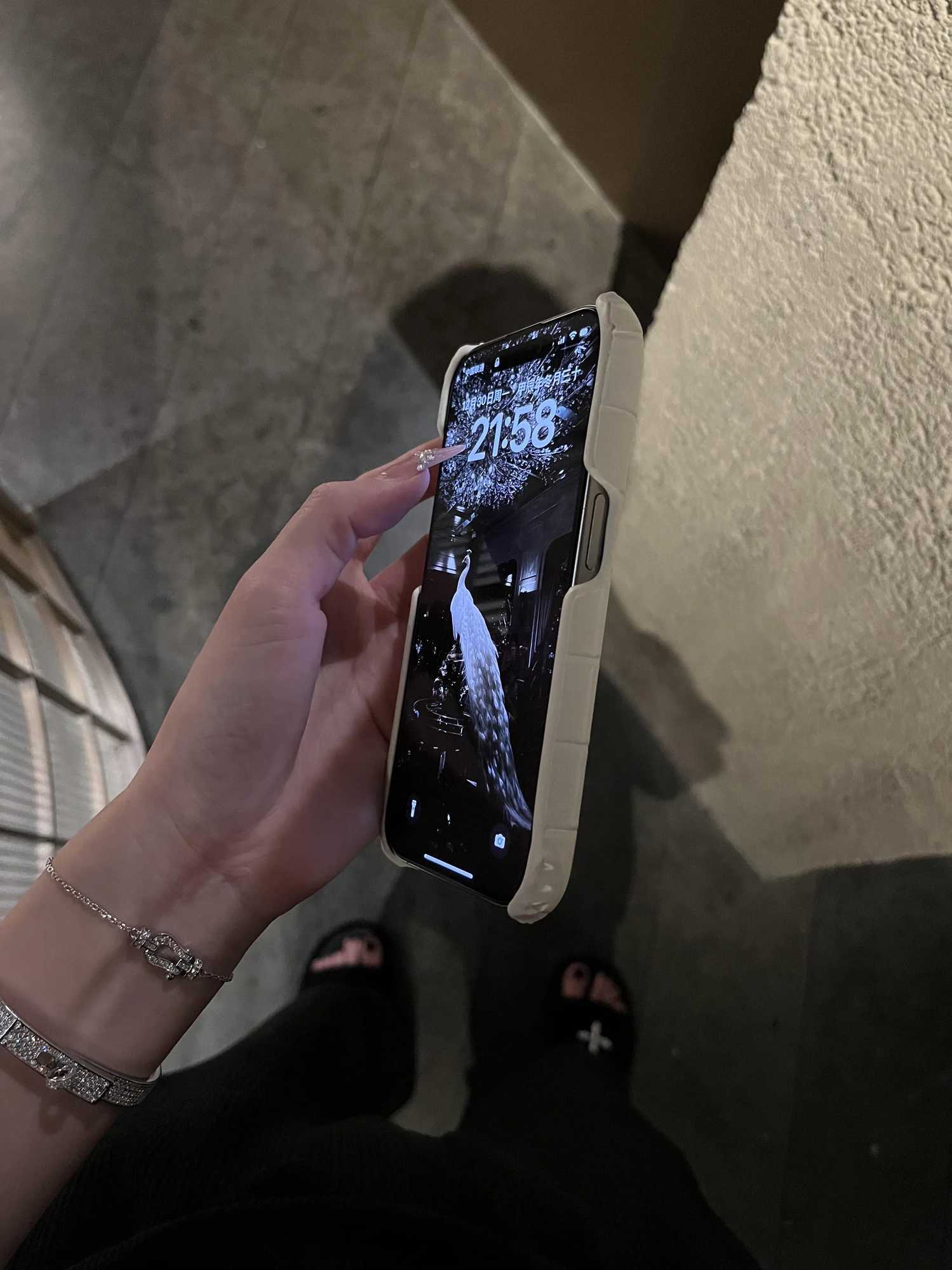 Light luxury crocodile leather rhinestone 16prax phone case iphone15 new iphone15pro advanced sense C260314