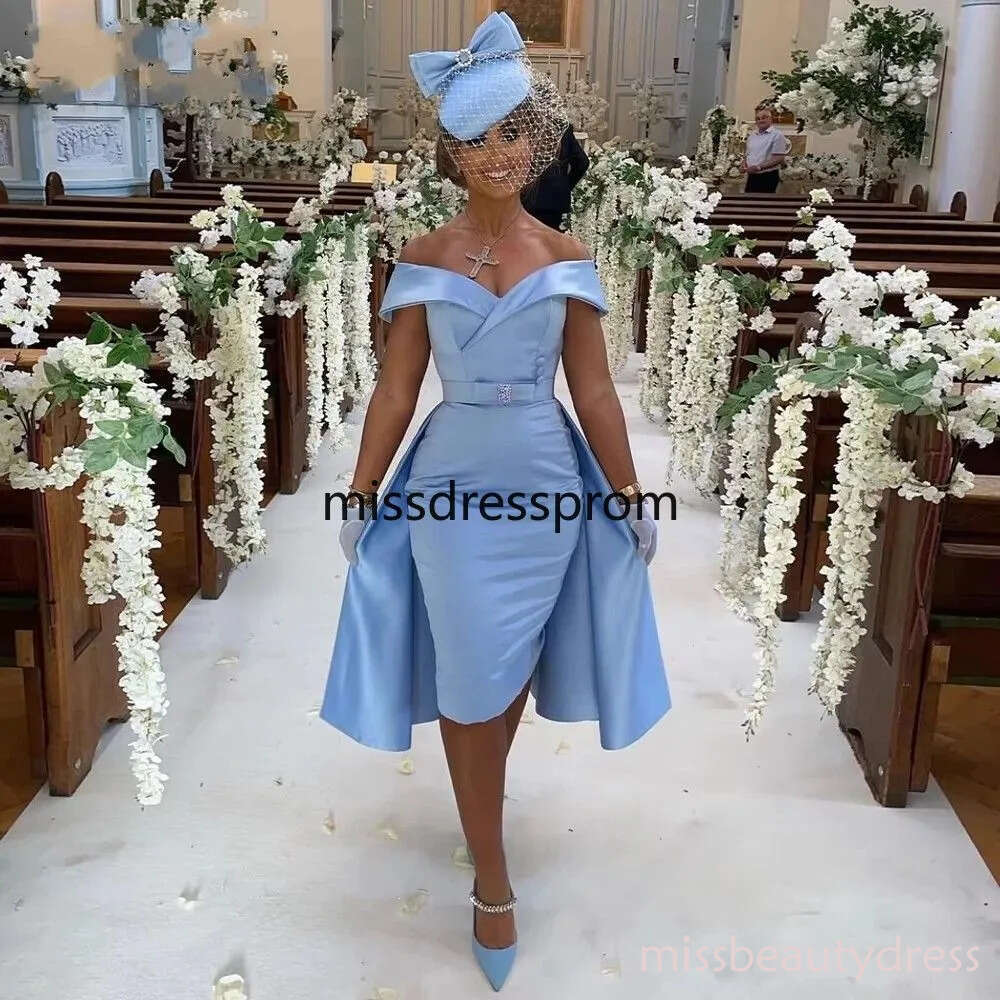 2026 New Sky Blue Short Mother of Bride Dresses Off the Shoulder Satin Sheath Mom Wedding Guest Formal Party Gowns Robe De Soiree F07